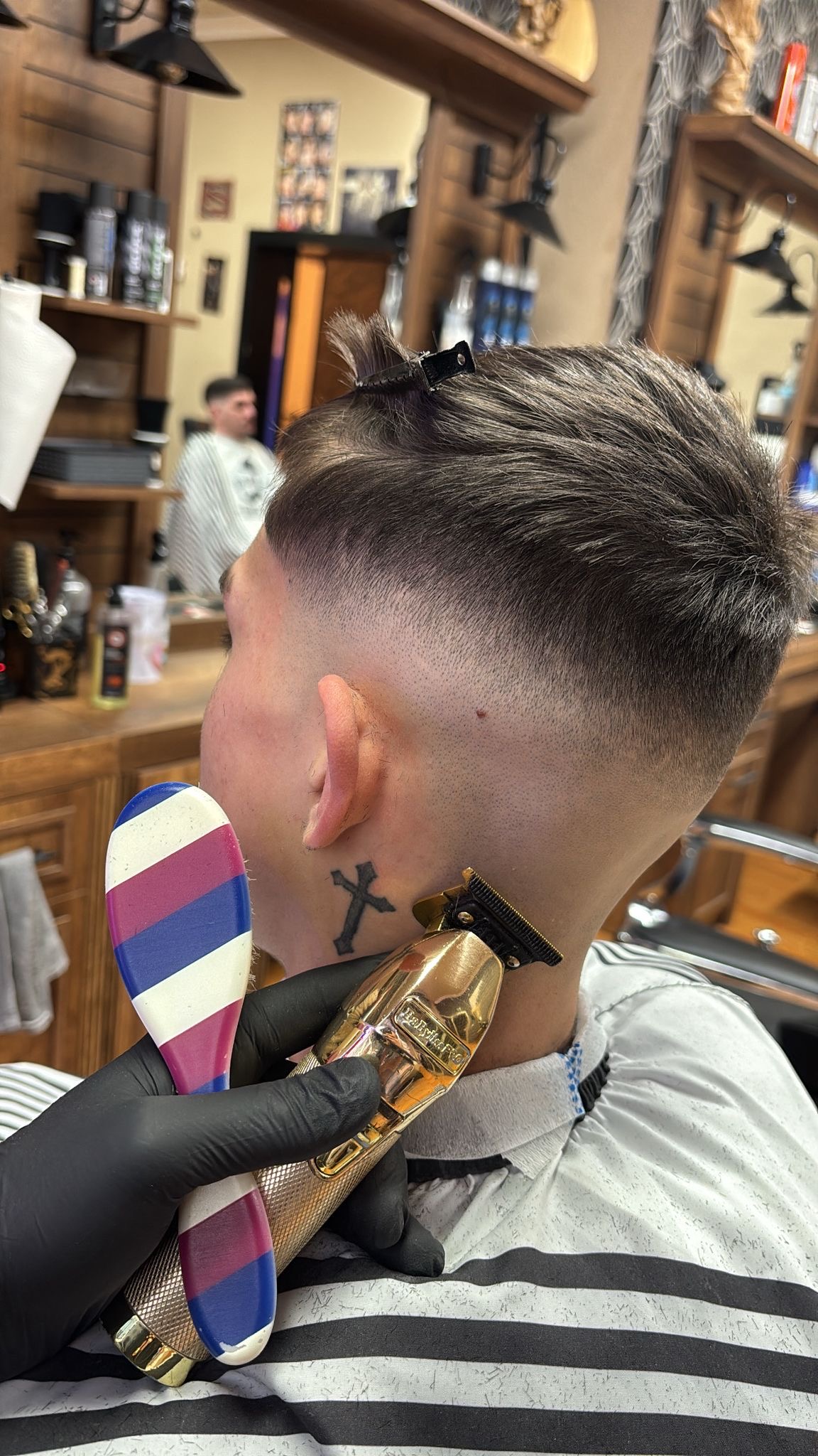 Hogo bei der Arbeit — Fade-Schnitt mit goldener Maschine