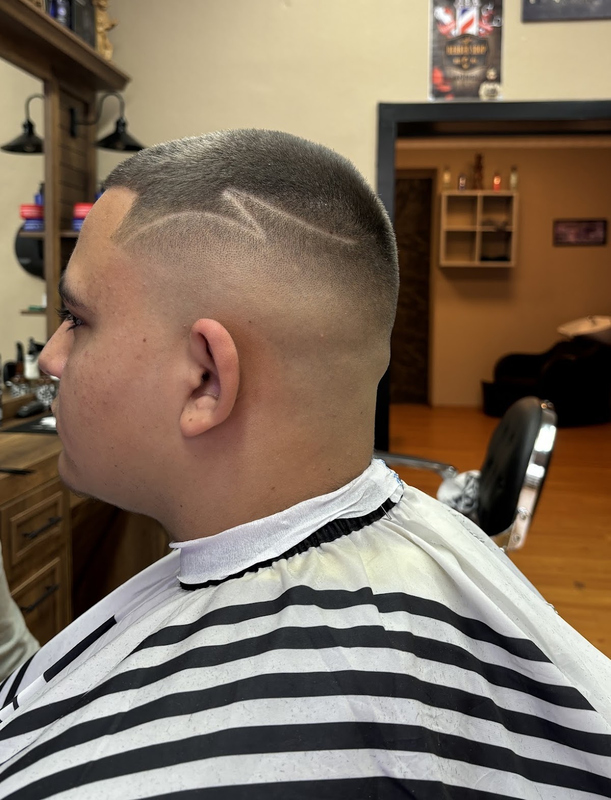 Fade mit Design-Linien — Detailarbeit bei Barber Hogo