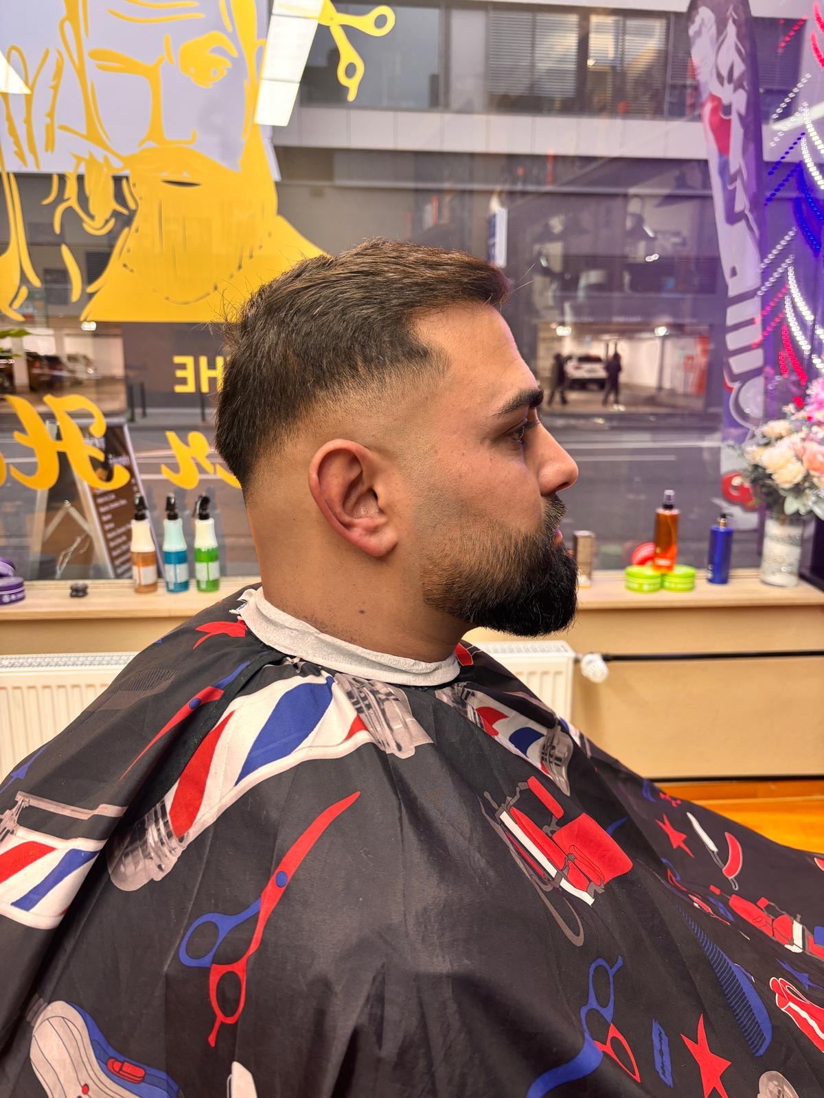 Sauberer Fade-Haarschnitt — Seitenansicht