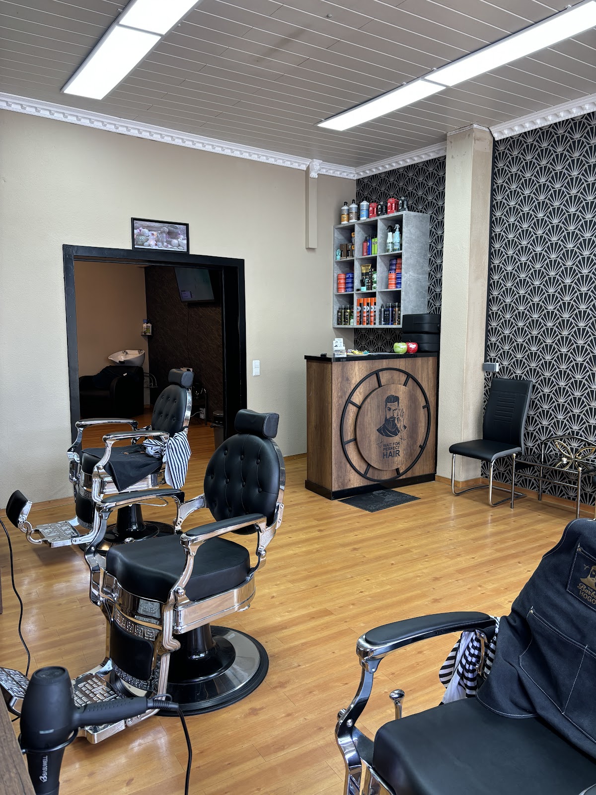 Barber Hogo Interior — Barber-Stühle und Produktregal