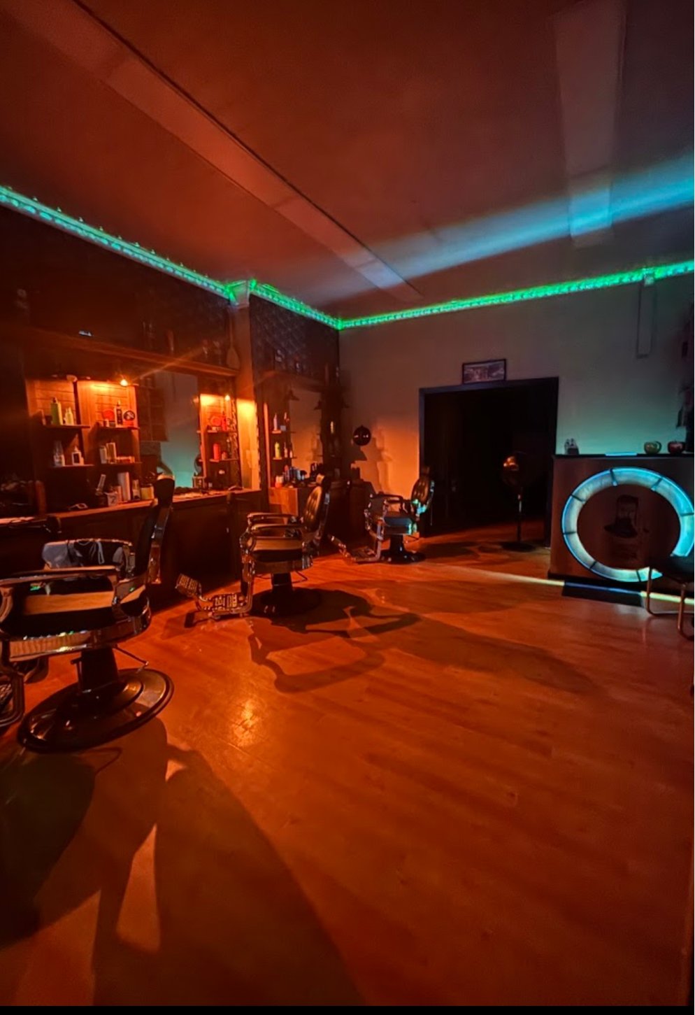 Barber Hogo Interior — Neon-Beleuchtung und Barber-Stühle